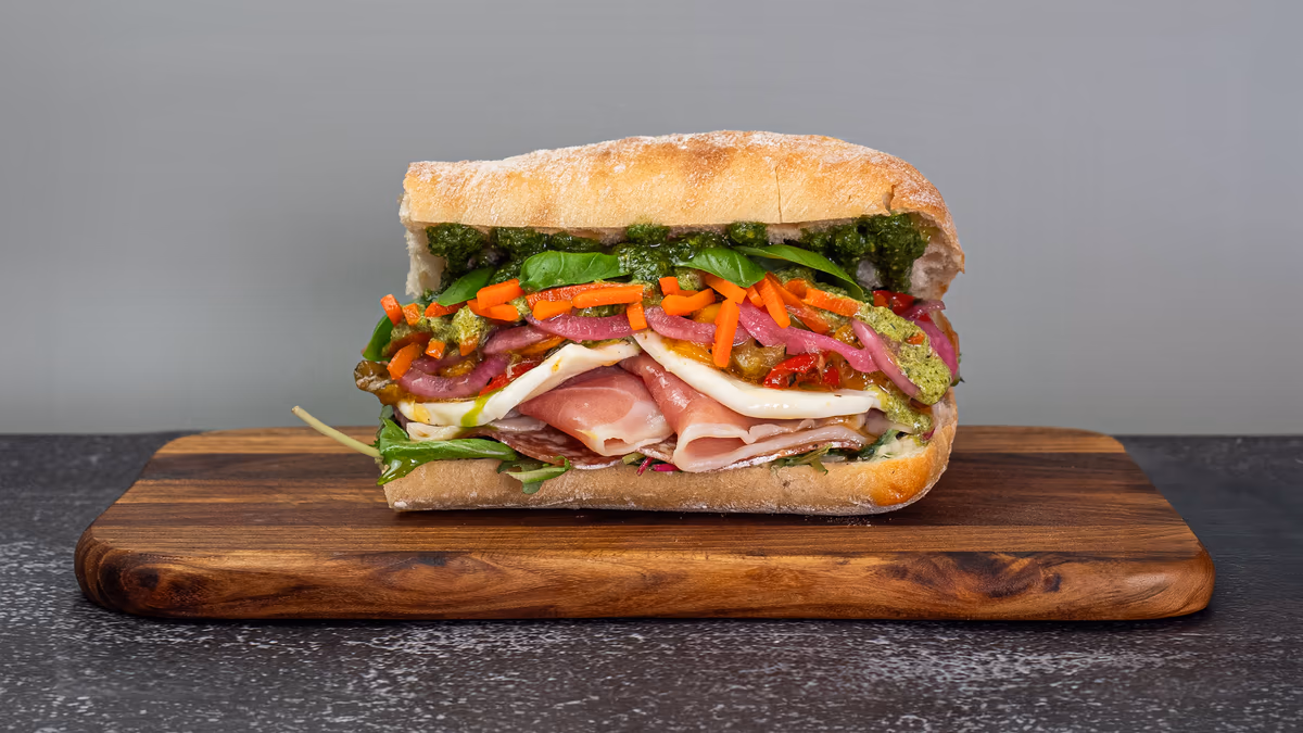 Italiensk sandwich med serranoskinke, salami og mozzarella