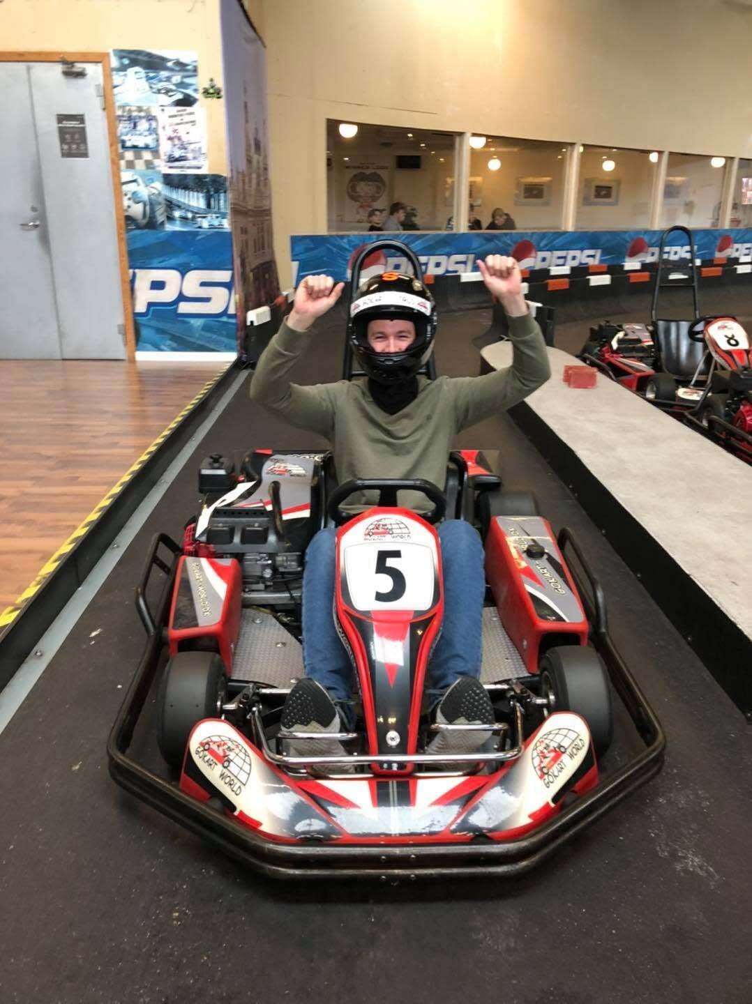 Kører fejrer sejren i sin gokart