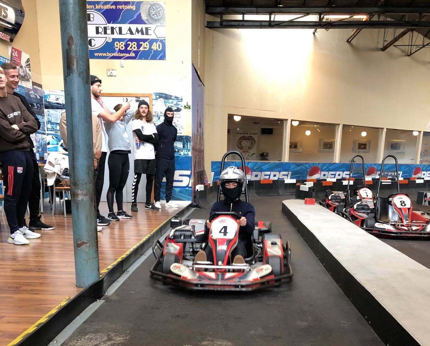 Kører på vej ud af pit lane i gokart