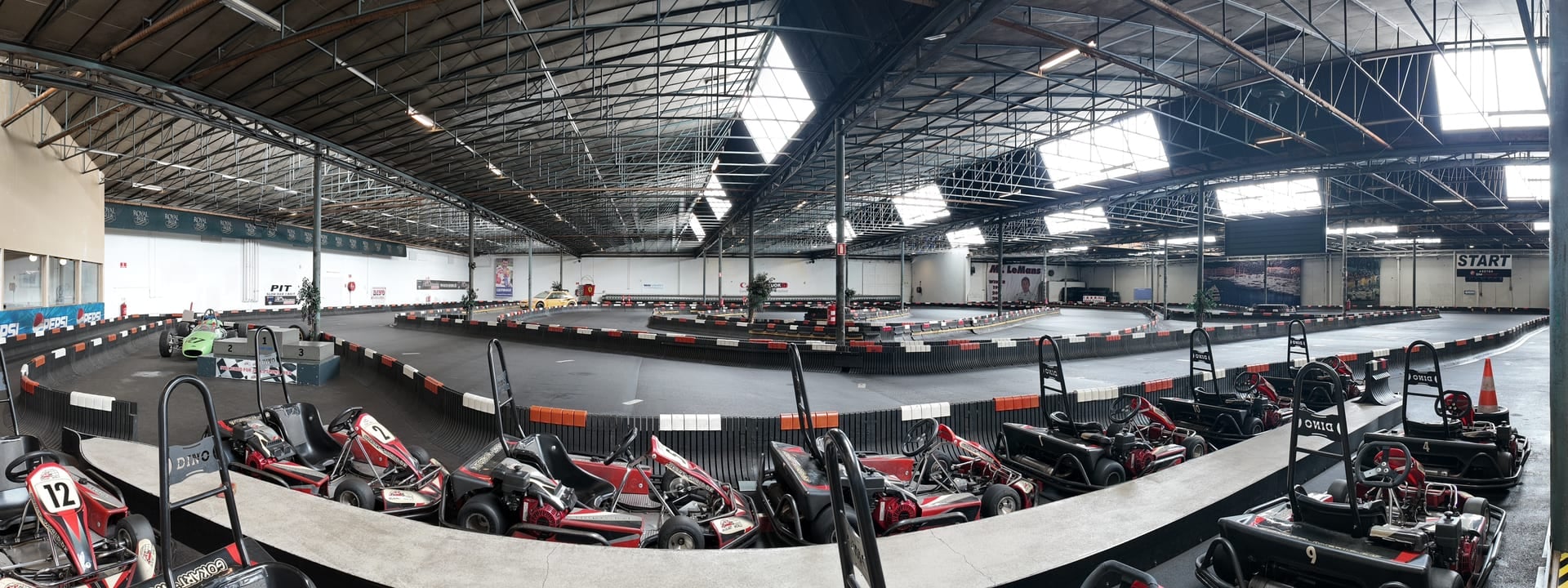 Karts klar i pitområdet før gæsterne ankommer