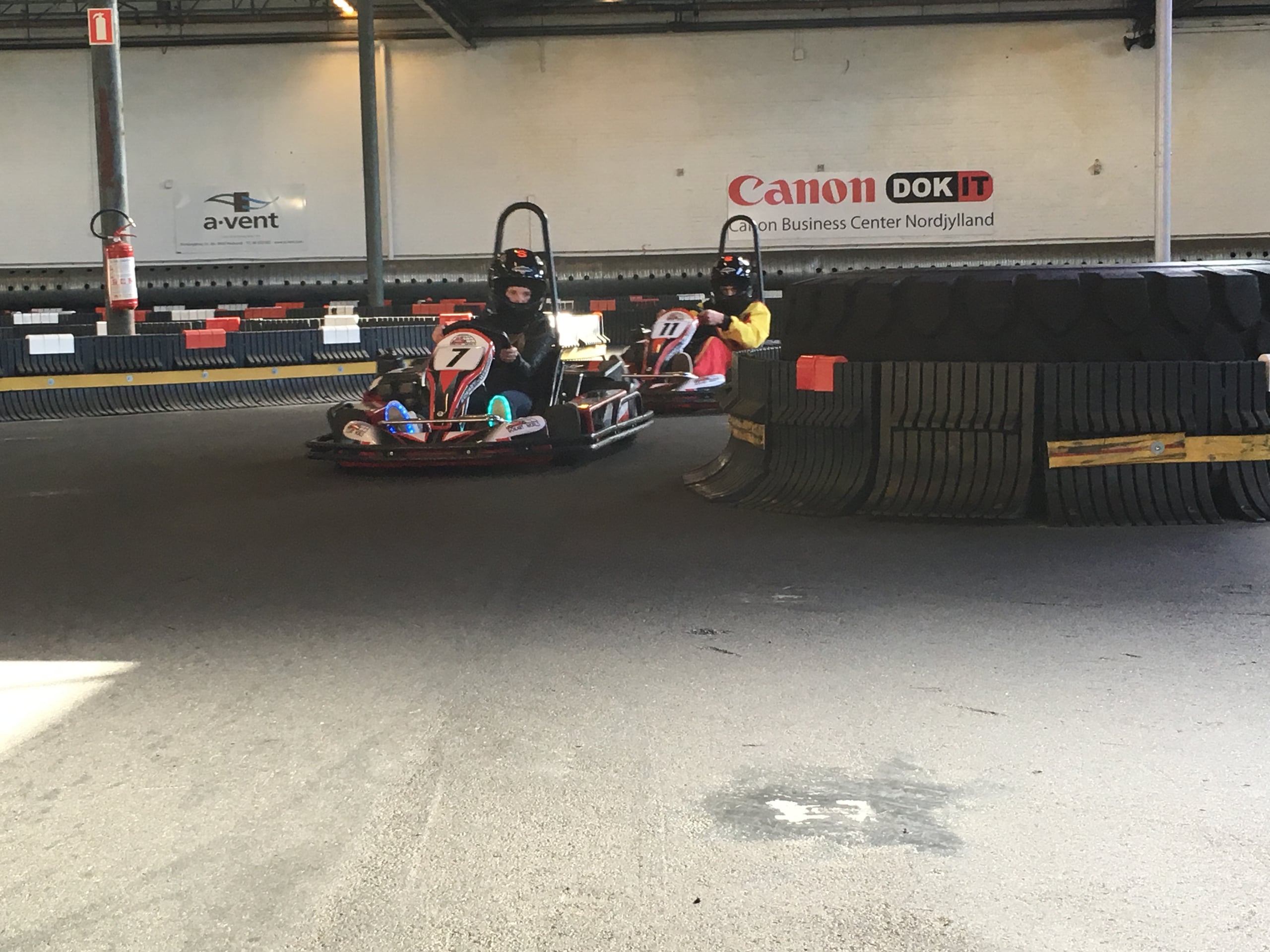 To gokarts i sving på banen