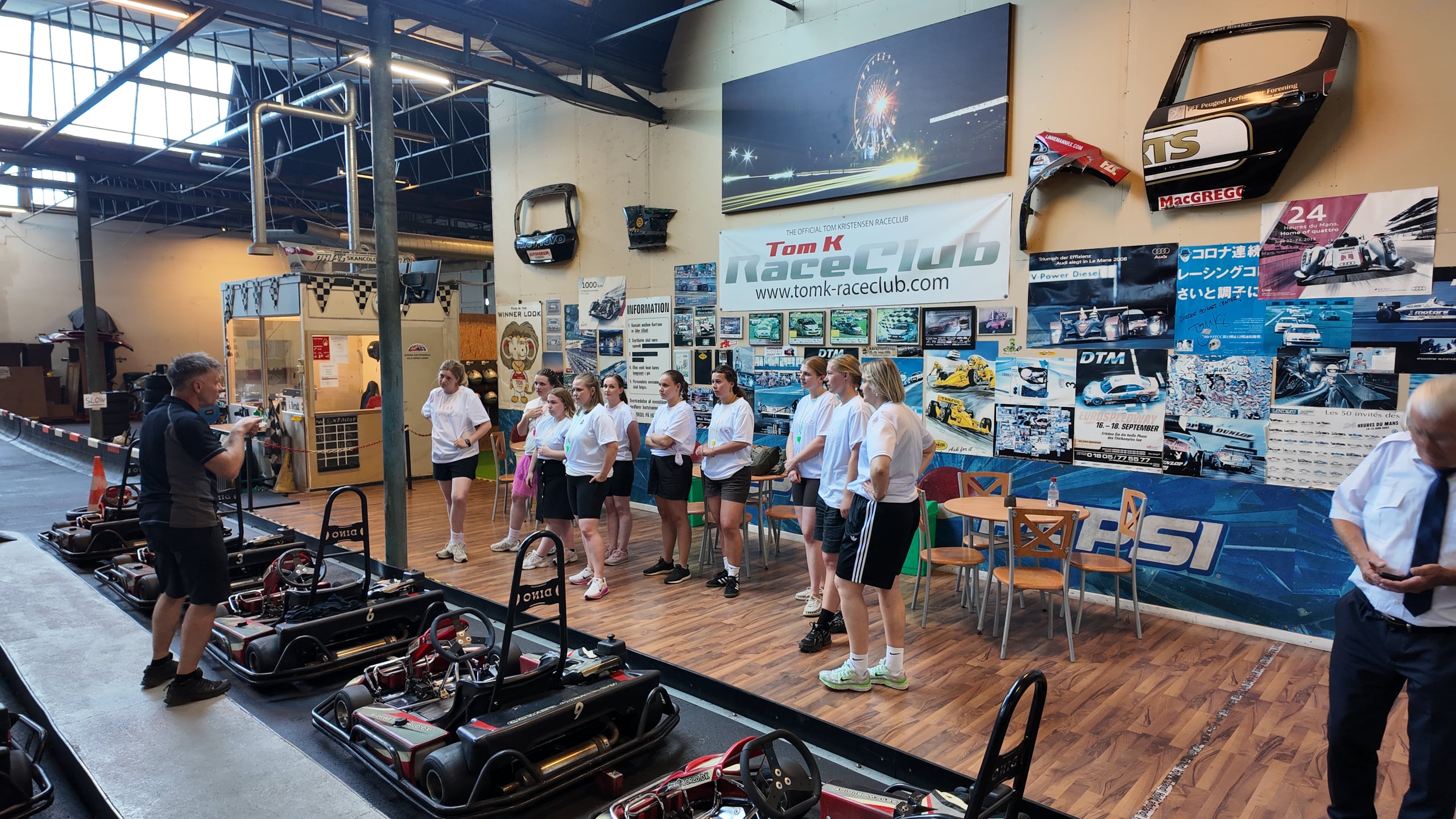 Deltagere til polterabend samlet ved gokarts før briefing